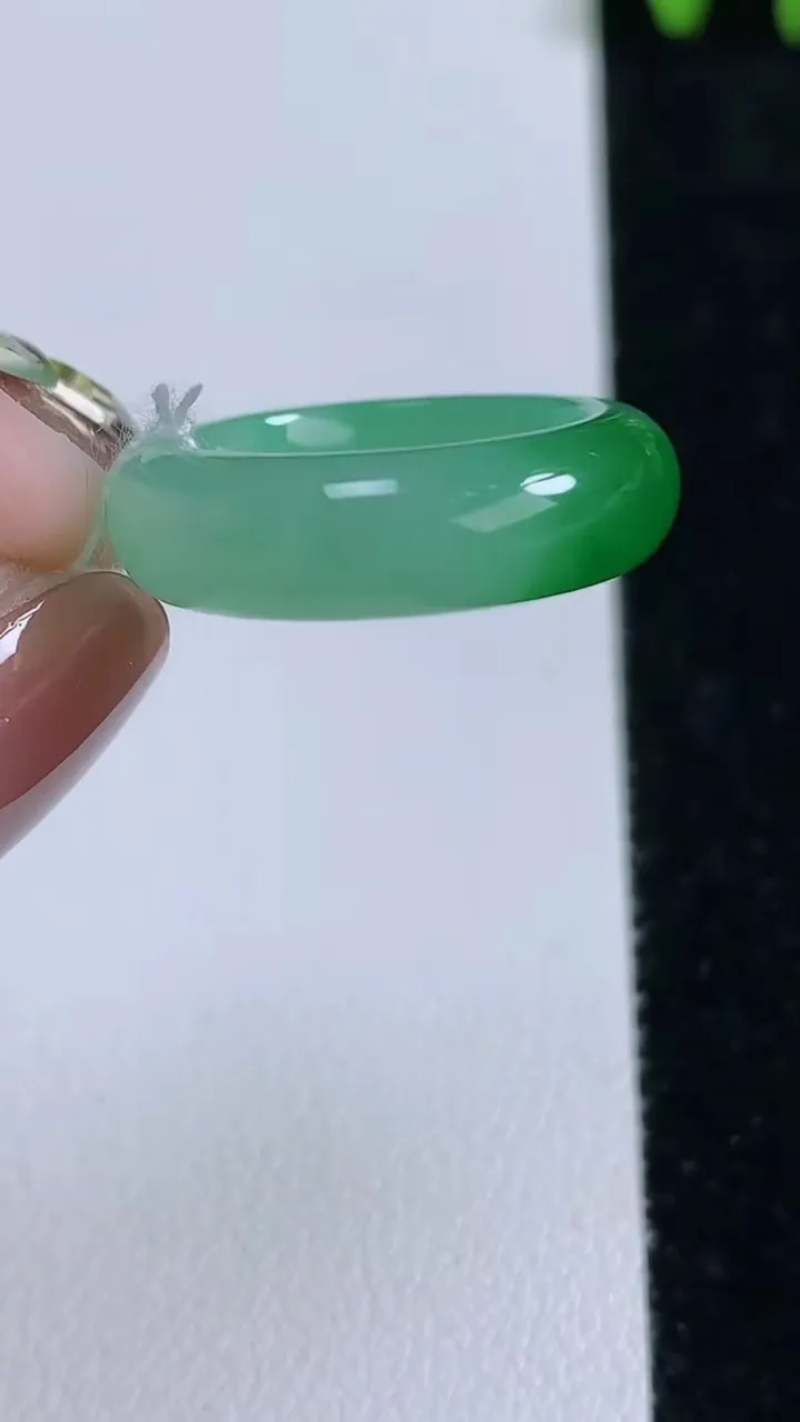 天然A货翡翠指环戒指，尺寸15.3-5.6-3.5，重量:3.93g2025年11月14日
工厂直销收藏佳品,种好水足，色泽均匀，有种有色，上手高大气！