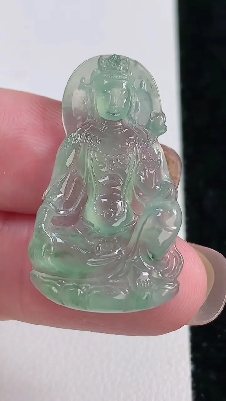 天然A货翡翠大势至菩萨吊坠，尺寸33.2-19.5-3.2，重量:4.06g
11月14日