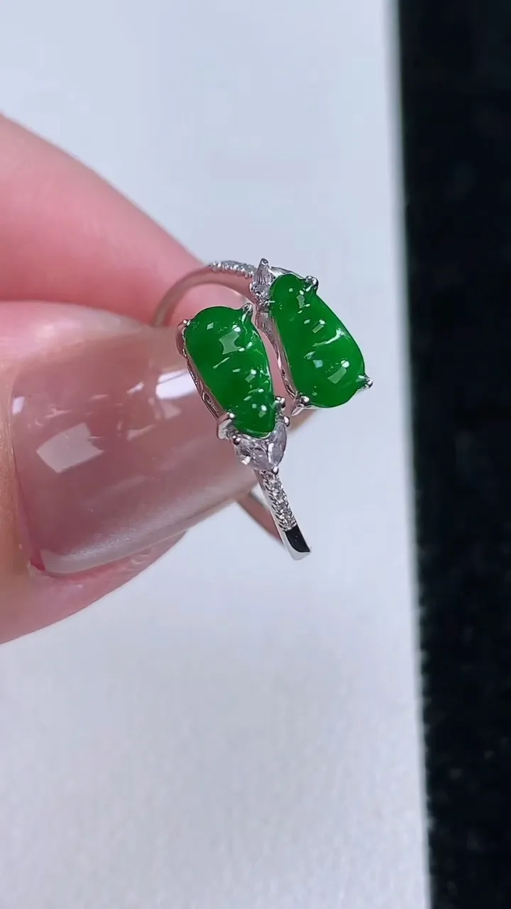 天然A货翡翠福豆戒指，尺寸7.3-3.6-3.8，重量:1.45g2025年11月14日
工厂直销收藏佳品,种好水足，色泽均匀，有种有色，上手高大气！