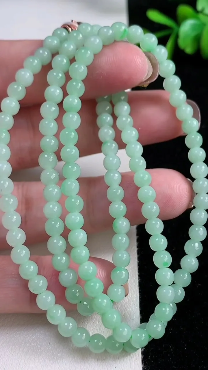 天然A货翡翠圆珠项链，尺寸4.5-125颗，重量:23.83g
11月14日