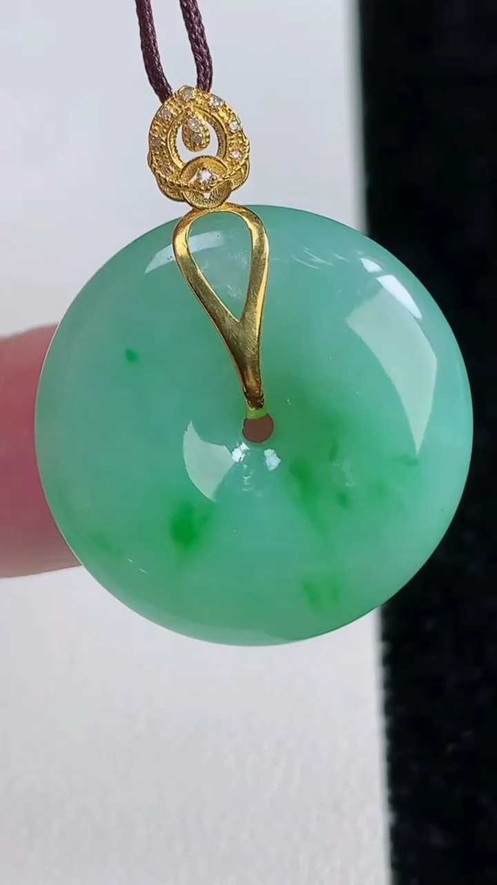 天然A货翡翠平安扣吊坠，尺寸23.2-5.2，重量:6.61g
11月14日