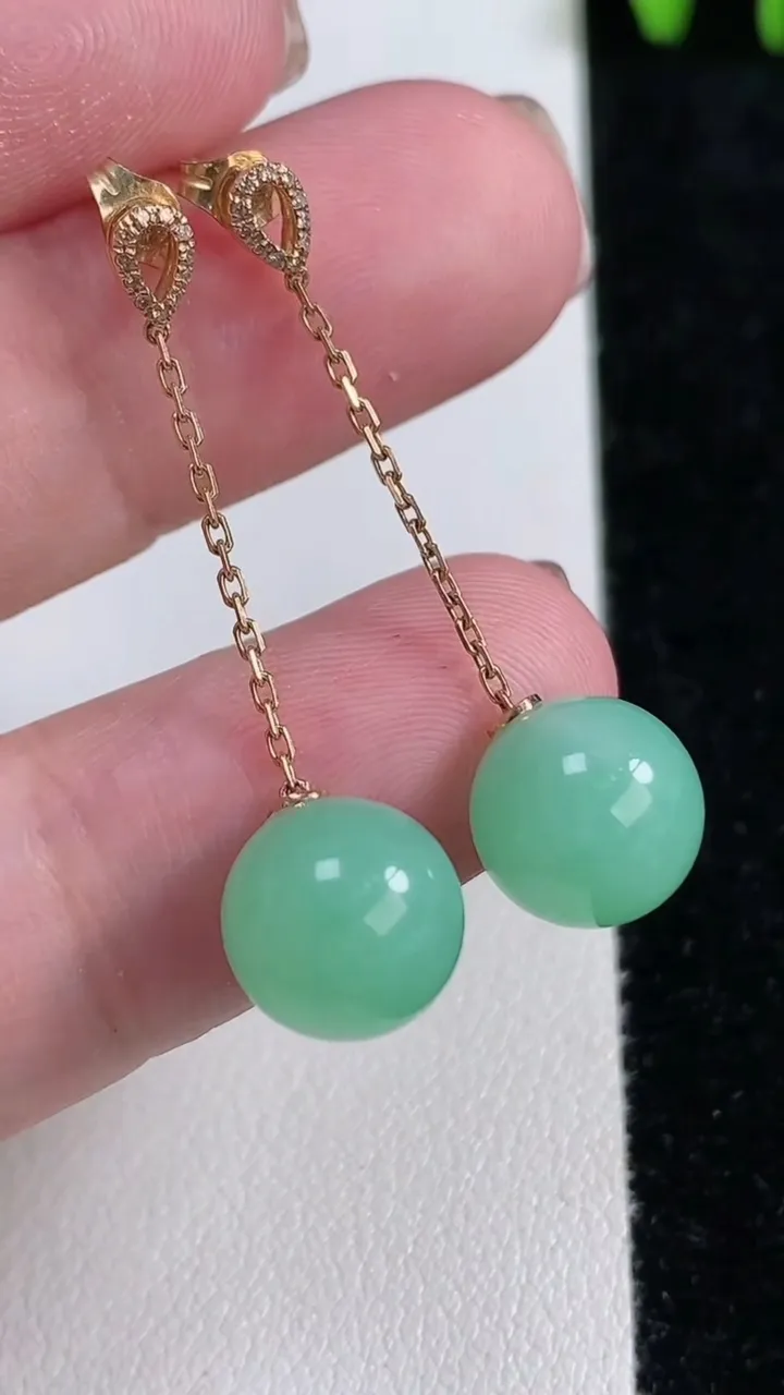 天然A货翡翠圆珠耳坠，尺寸10，重量:4.64g11月14日
工厂直销收藏佳品,种好水足，色泽均匀，有种有色，上手高大气！