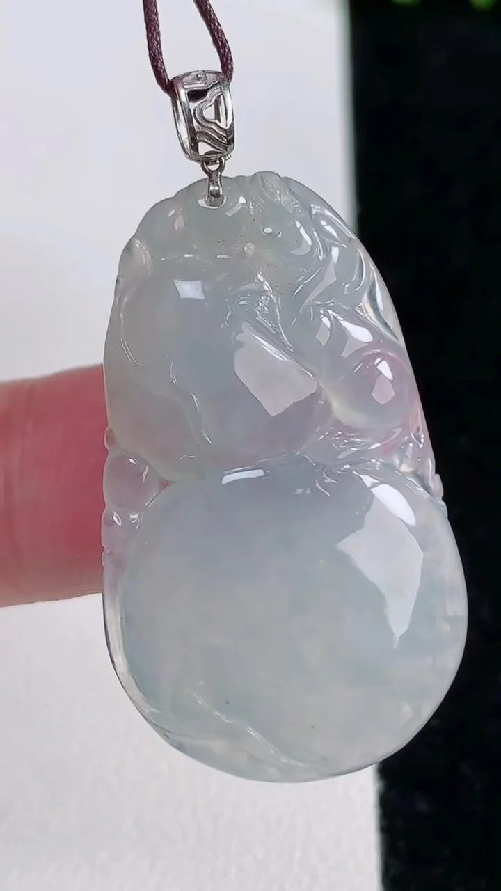 天然A货翡翠种白冰葫芦吊坠，尺寸35.8-21.3-5，重量:7.12g
11月14日