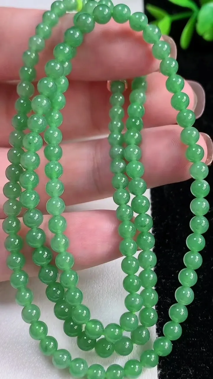 天然A货翡翠圆珠项链，尺寸4.2-132颗，重量:21.93g
11月14日