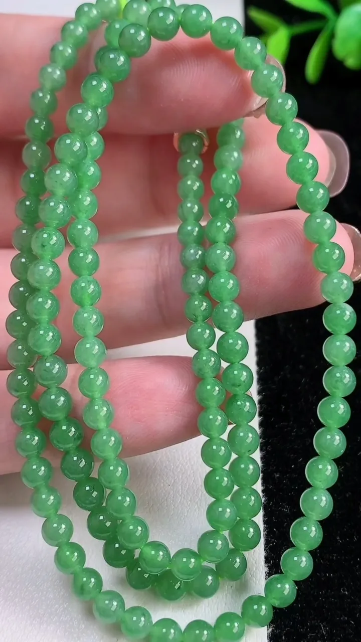 天然A货翡翠圆珠项链，尺寸4.2-132颗，重量:21.93g
11月14日