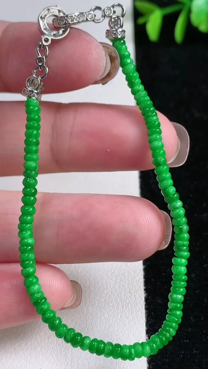 天然A货翡翠算盘珠手串，尺寸2.8-1.3，重量:4.44g11月14日
工厂直销收藏佳品,种好水足，色泽均匀，有种有色，上手高大气！