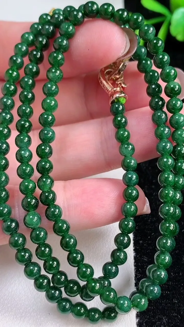 天然A货翡翠圆珠项链，尺寸4.3-132颗，重量:22.56g11月14日
工厂直销收藏佳品,种好水足，色泽均匀，有种有色，上手高大气！