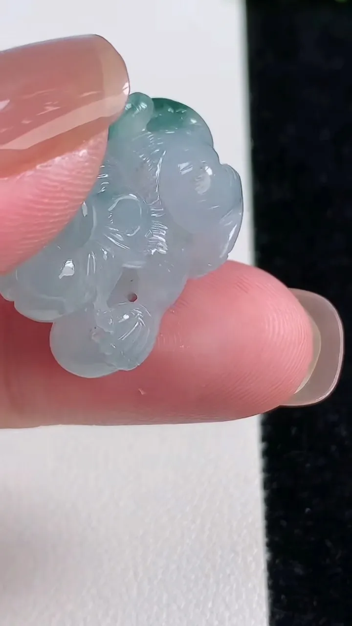 天然A货翡翠冰种飘花生肖猴吊坠，尺寸23.2-16.4-17，重量:9.78g
11月14日