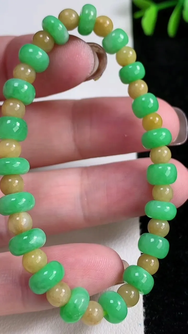 天然A货翡翠双彩算盘珠手串，尺寸7.3-4.2-5-19颗，重量:14.98g11月14日
工厂直销收藏佳品,种好水足，色泽均匀，有种有色，上手高大气！