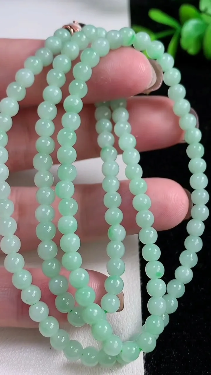 天然A货翡翠圆珠项链，尺寸4.5-125颗，重量:23.83g
11月14日