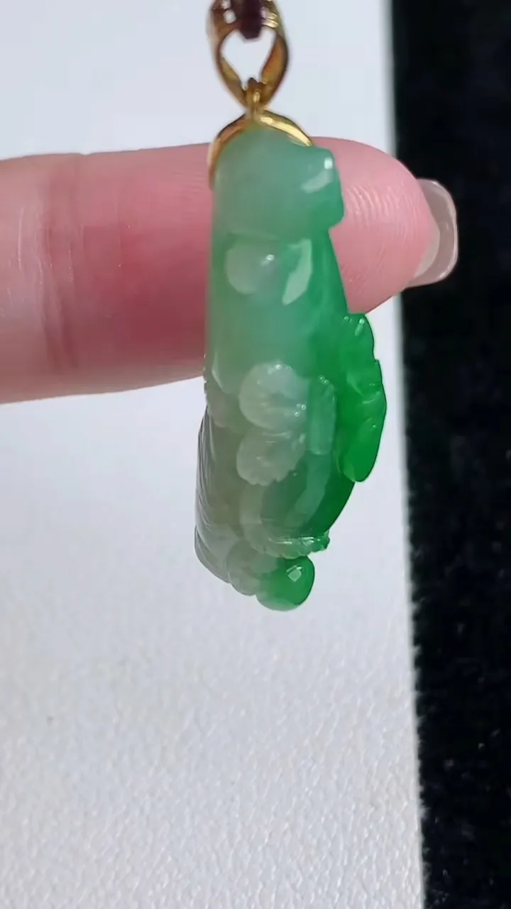 天然A货翡翠葫芦吊坠，尺寸30.5-14.7-10.5，重量:7.74g
11月15日