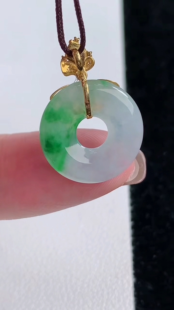 天然A货翡翠平安环吊坠，尺寸16.6-2.3，重量:1.57g
11月14日