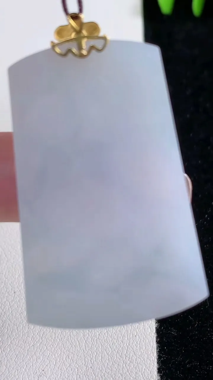 天然A货翡翠18K金紫罗兰无事牌吊坠，尺寸40.8-27-3.6，重量:12.42g
11月14日