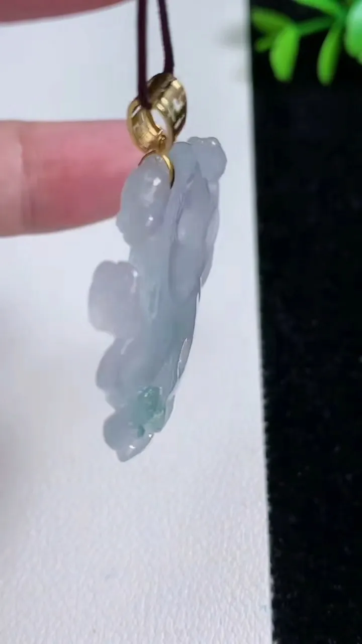 天然A货翡翠种飘花和和美美 荷叶鱼吊坠，尺寸34.7-40-3.2，重量:8.94g
11月14日