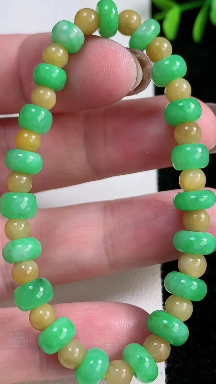 天然A货翡翠双彩算盘珠手串，尺寸7.3-4.2-5-19颗，重量:14.98g11月14日
工厂直销