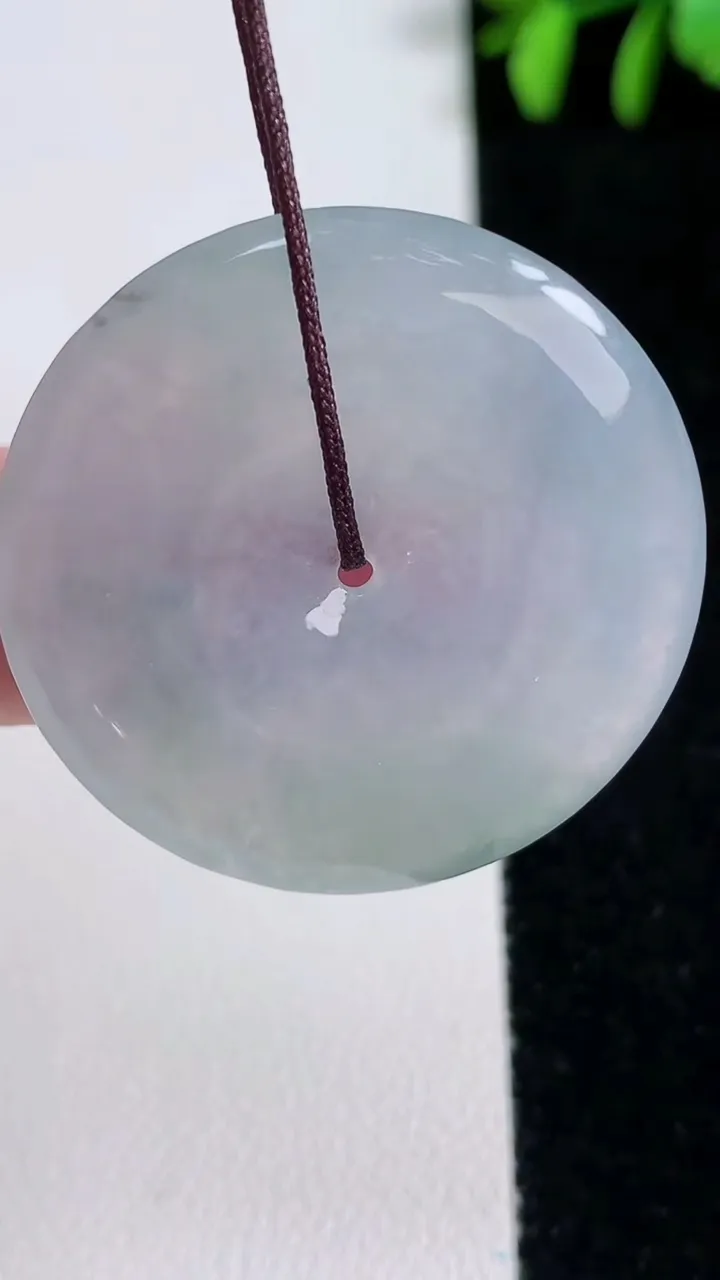 天然A货翡翠冰种飘花平安扣吊坠，尺寸33.6-4.8，重量:12.31g
11月14日