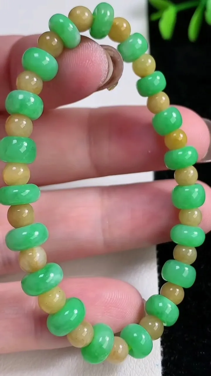 天然A货翡翠双彩算盘珠手串，尺寸7.3-4.2-5-19颗，重量:14.98g11月14日
工厂直销收藏佳品,种好水足，色泽均匀，有种有色，上手高大气！