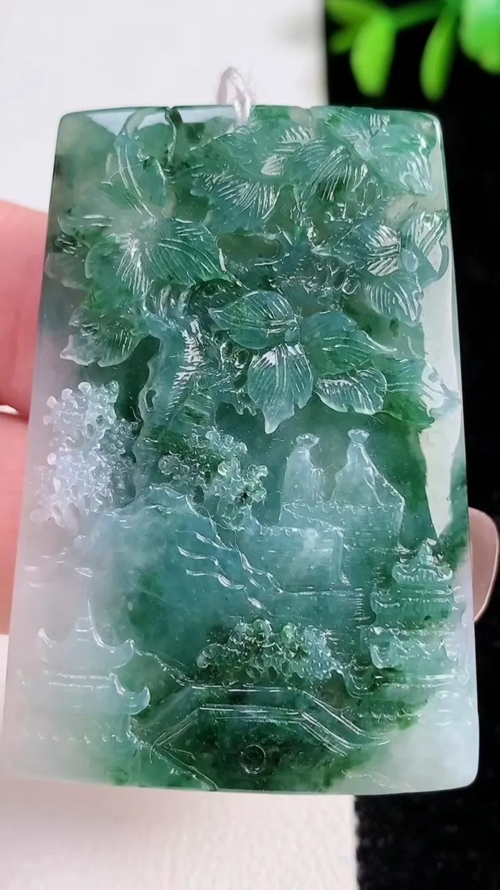 天然A货翡翠牌吊坠，尺寸51-30.6-5.2，重量:23.78g
11月14日