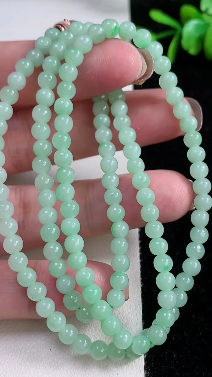 天然A货翡翠圆珠项链，尺寸4.5-125颗，重量:23.83g
11月14日