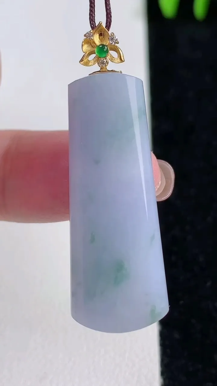 天然A货翡翠18K金紫罗兰无事牌吊坠，尺寸35.8-14-6，重量:7.59g
11月14日