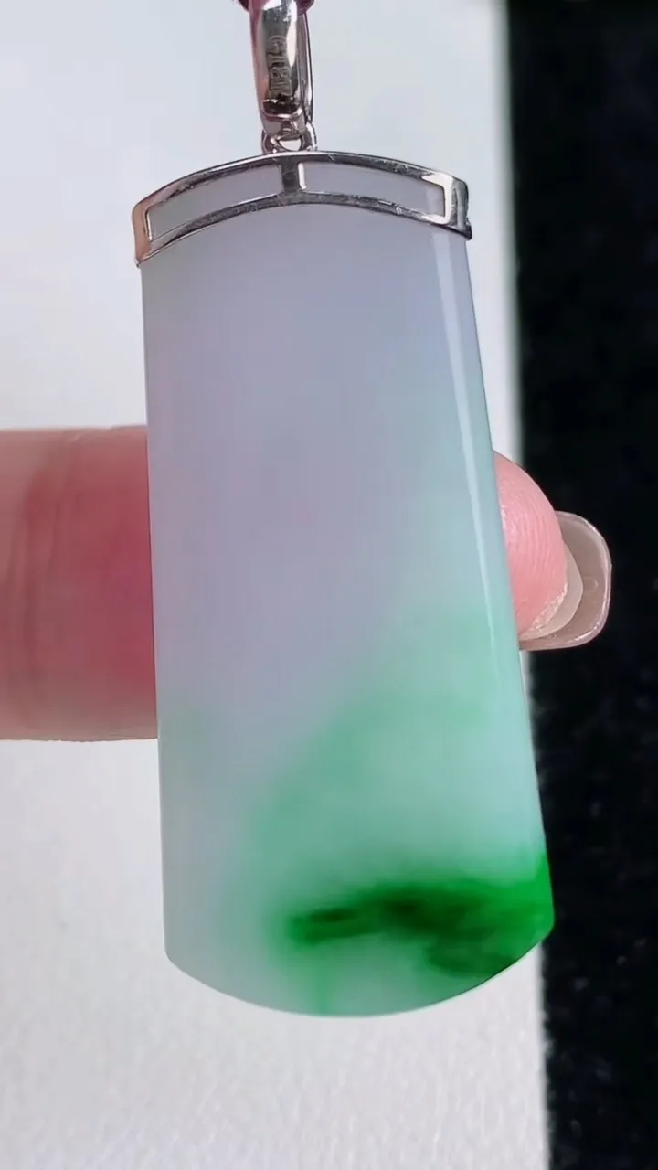 天然A货翡翠无事牌吊坠，尺寸35.4-16.7-4，重量:6.93g
11月14日