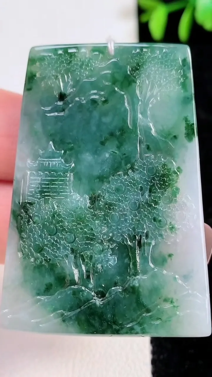 天然A货翡翠牌吊坠，尺寸51-30.6-5.2，重量:23.78g
11月14日