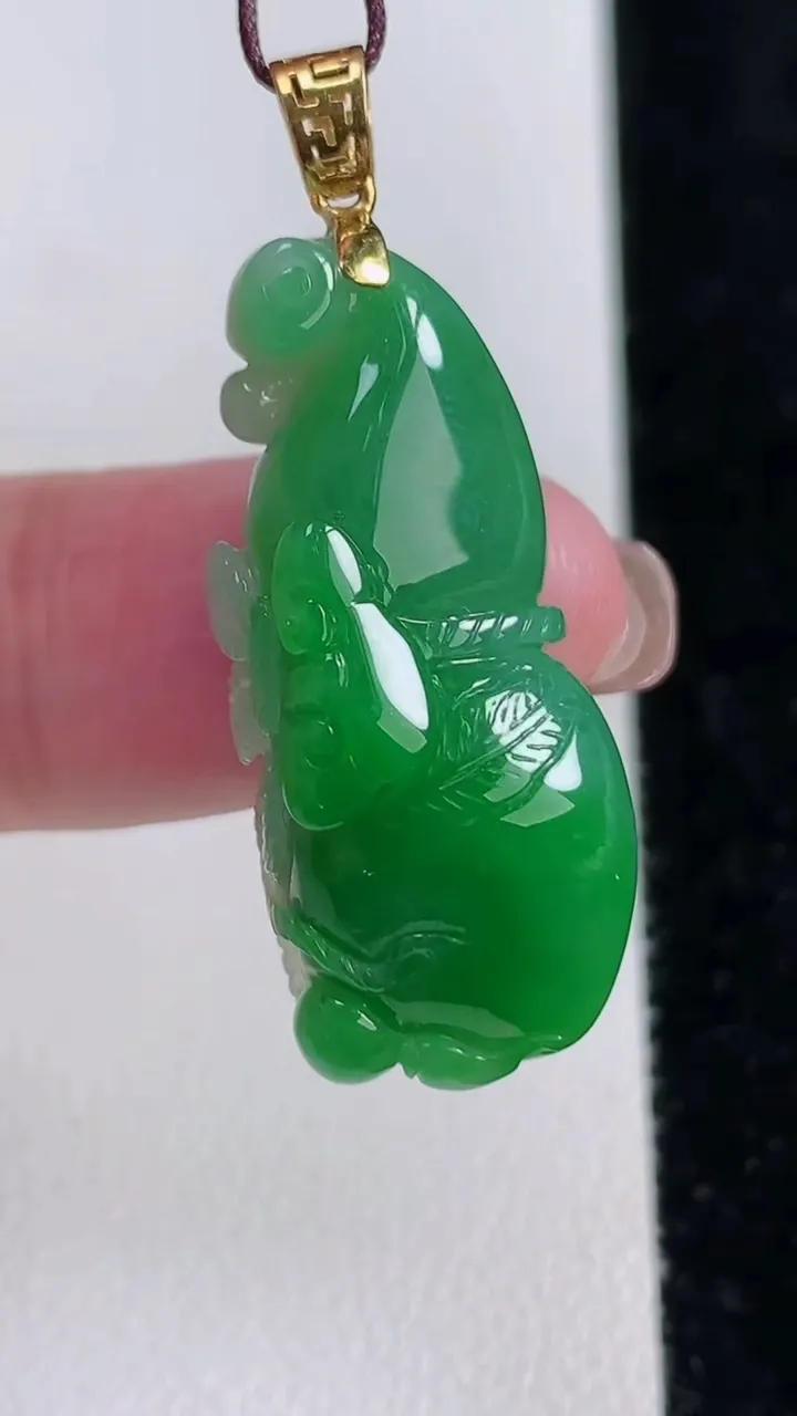 天然A货翡翠葫芦吊坠，尺寸30.5-14.7-10.5，重量:7.74g
11月15日