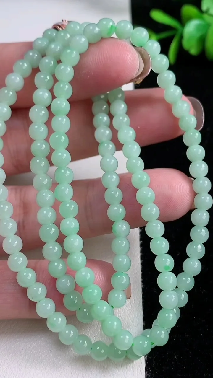 天然A货翡翠圆珠项链，尺寸4.5-125颗，重量:23.83g
11月14日