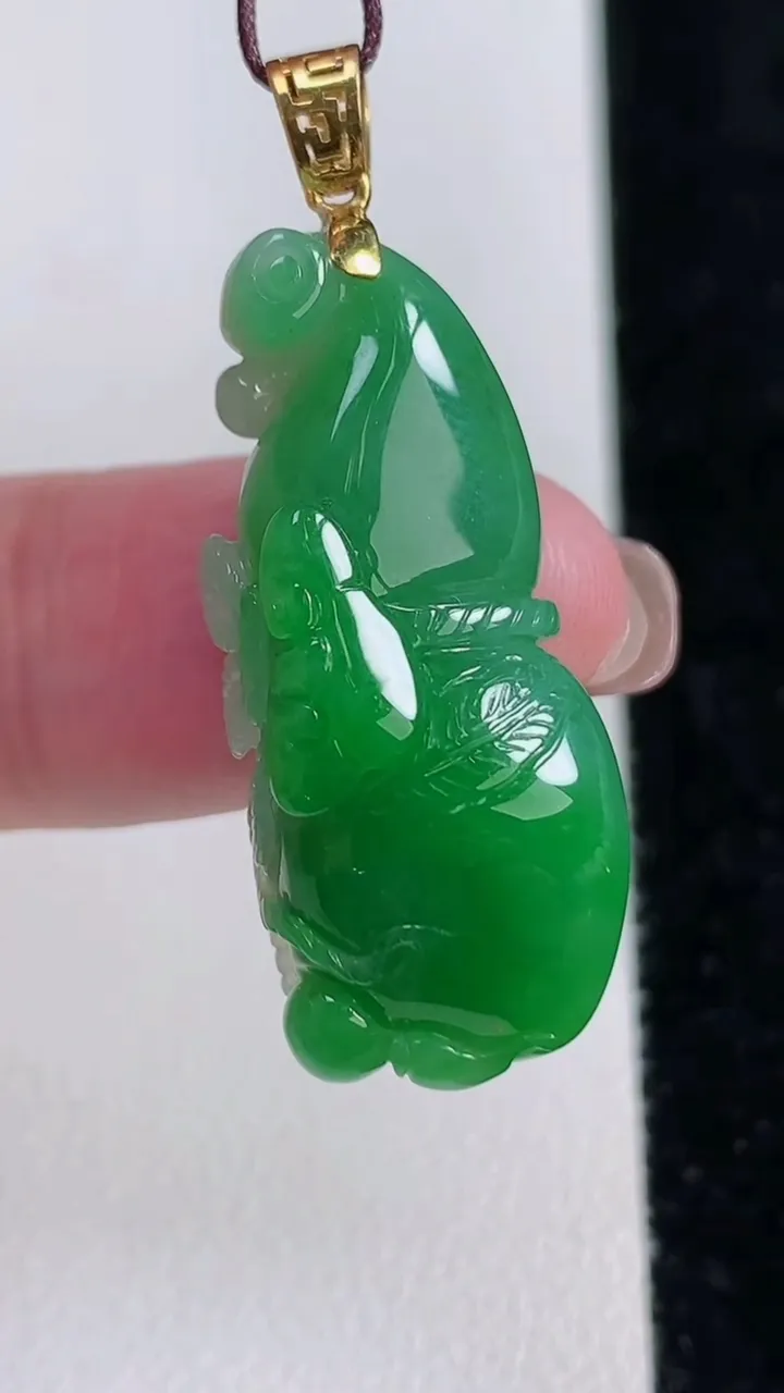 天然A货翡翠葫芦吊坠，尺寸30.5-14.7-10.5，重量:7.74g
11月15日