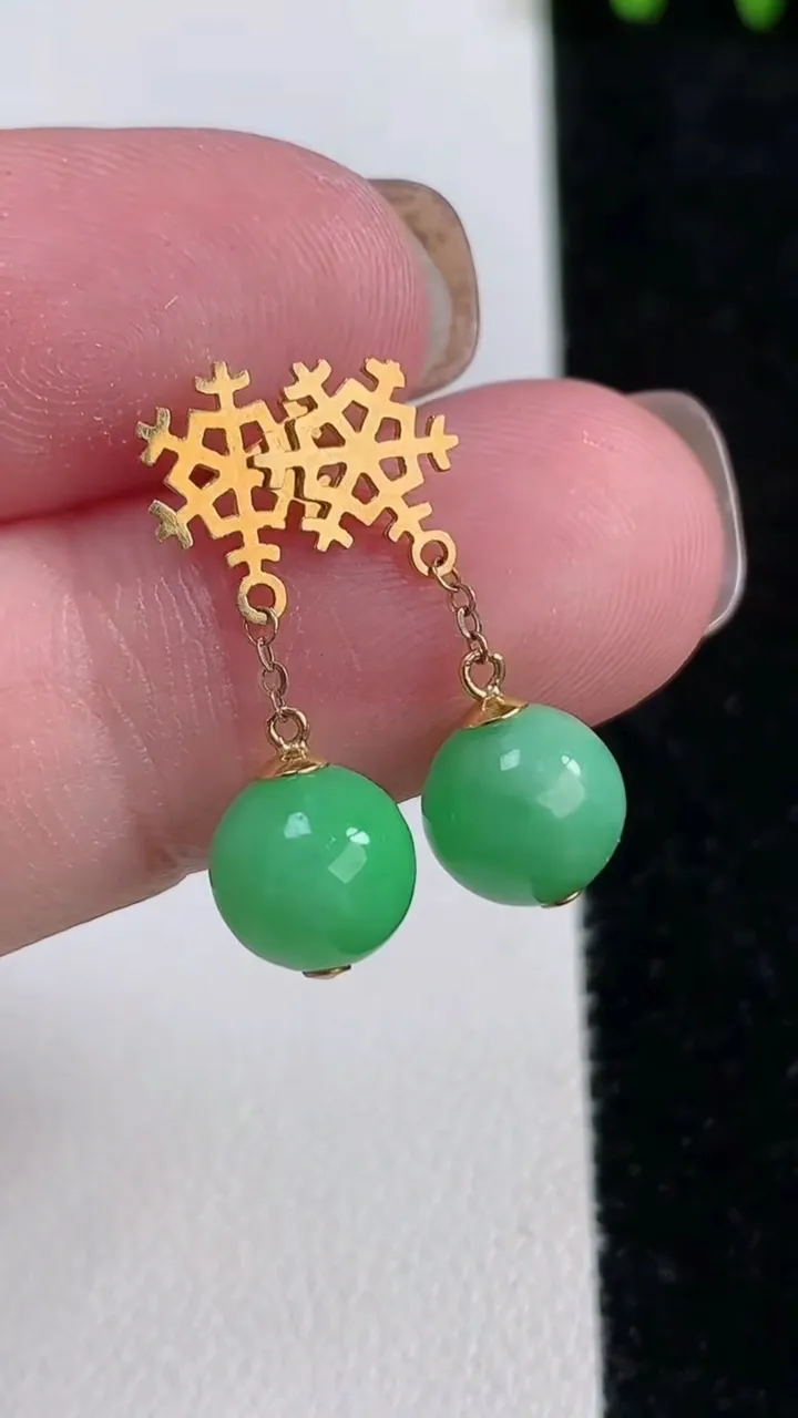 天然A货翡翠圆珠耳坠，尺寸7.7，重量:2.45g11月14日
工厂直销收藏佳品,种好水足，色泽均匀，有种有色，上手高大气！