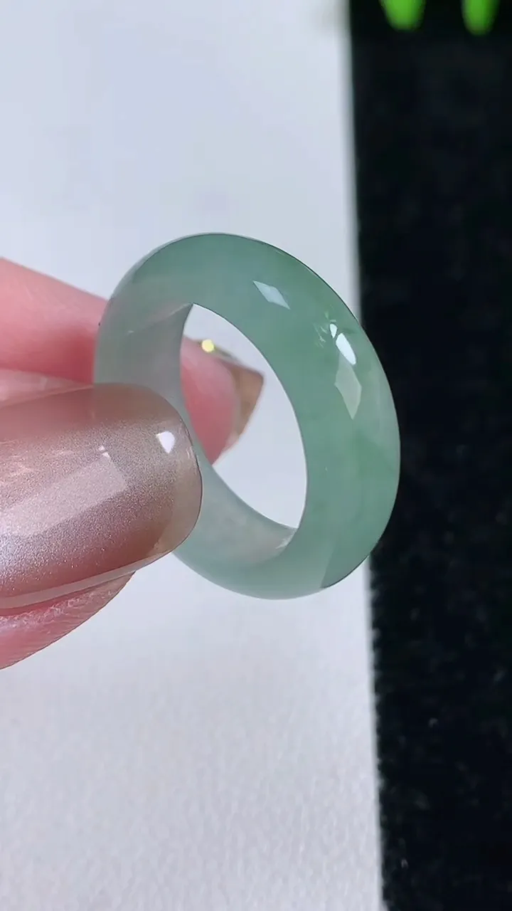 天然A货翡翠冰种飘花指环戒指，尺寸17.7-6.5-3.2，重量:4.10g2025年11月14日
