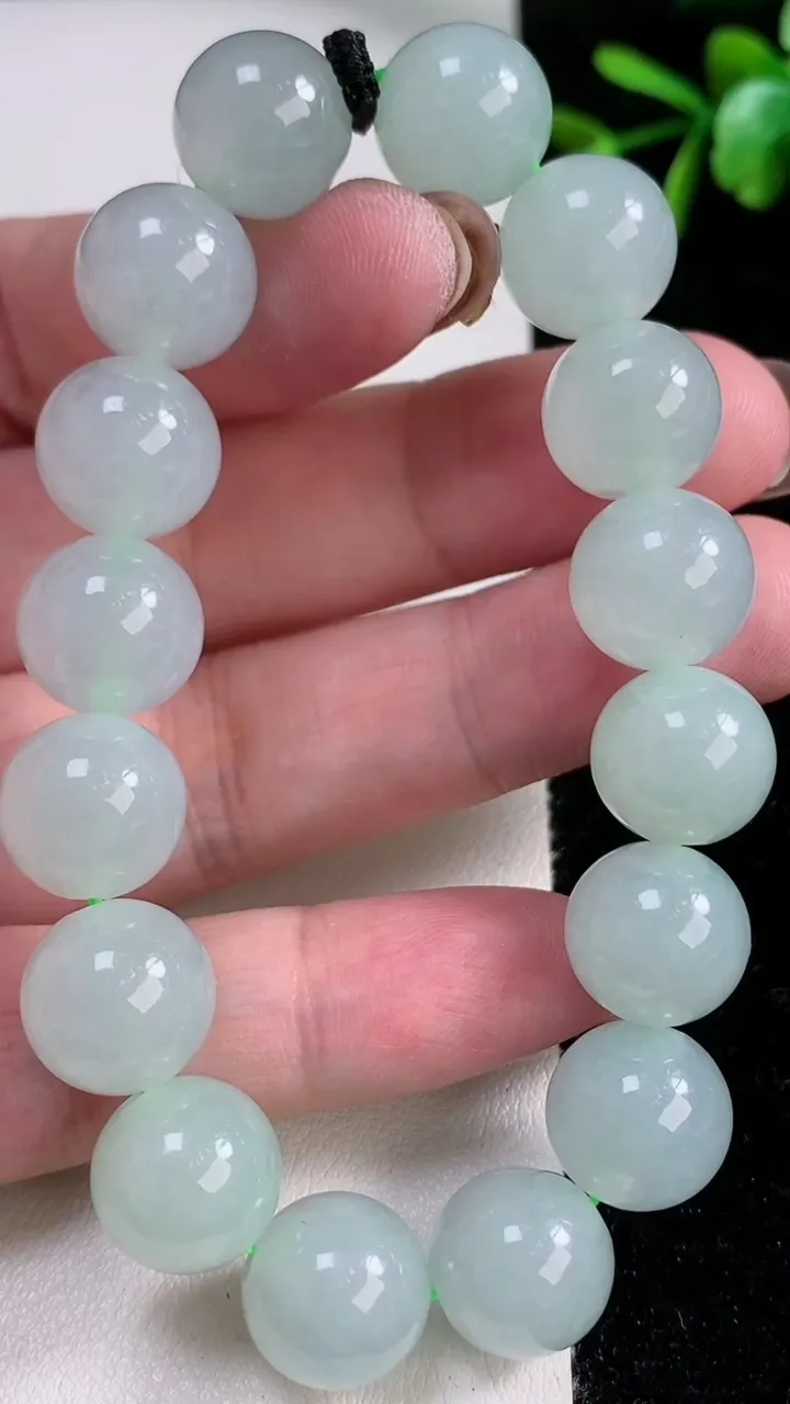 天然A货翡翠圆珠手串，尺寸12.3-16颗，重量:53.54g11月14日
工厂直销收藏佳品,种好水