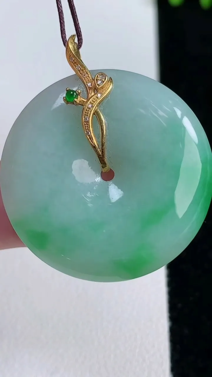 天然A货翡翠平安扣吊坠，尺寸31.5-5.4，重量:12.00g
11月14日