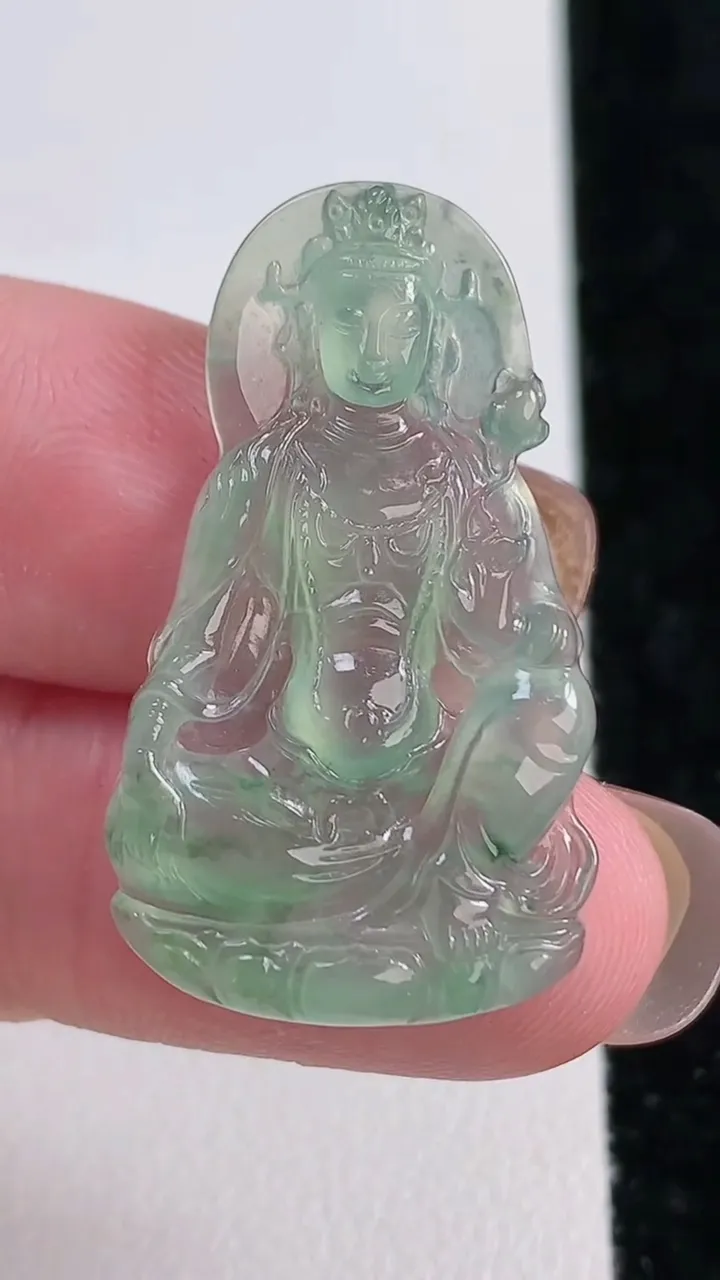 天然A货翡翠大势至菩萨吊坠，尺寸33.2-19.5-3.2，重量:4.06g
11月14日