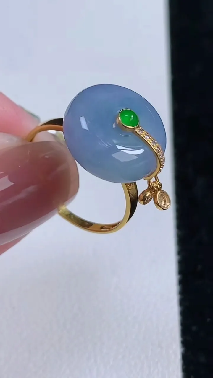 天然A货翡翠18K金紫罗兰平安扣戒指，尺寸17.6-13.6-5.6，重量:3.68g2025年11月14日
工厂直销收藏佳品,种好水足，色泽均匀，有种有色，上手高大气！