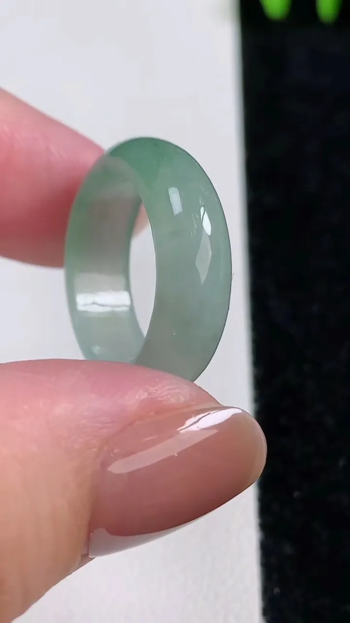 天然A货翡翠冰种飘花指环戒指，尺寸17.7-6.5-3.2，重量:4.10g2025年11月14日
工厂直销收藏佳品,种好水足，色泽均匀，有种有色，上手高大气！