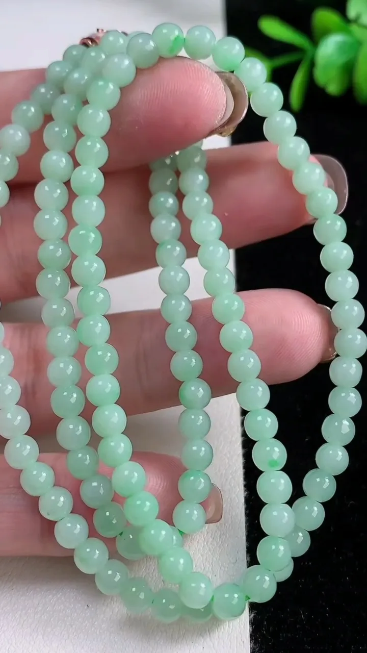天然A货翡翠圆珠项链，尺寸4.5-125颗，重量:23.83g
11月14日