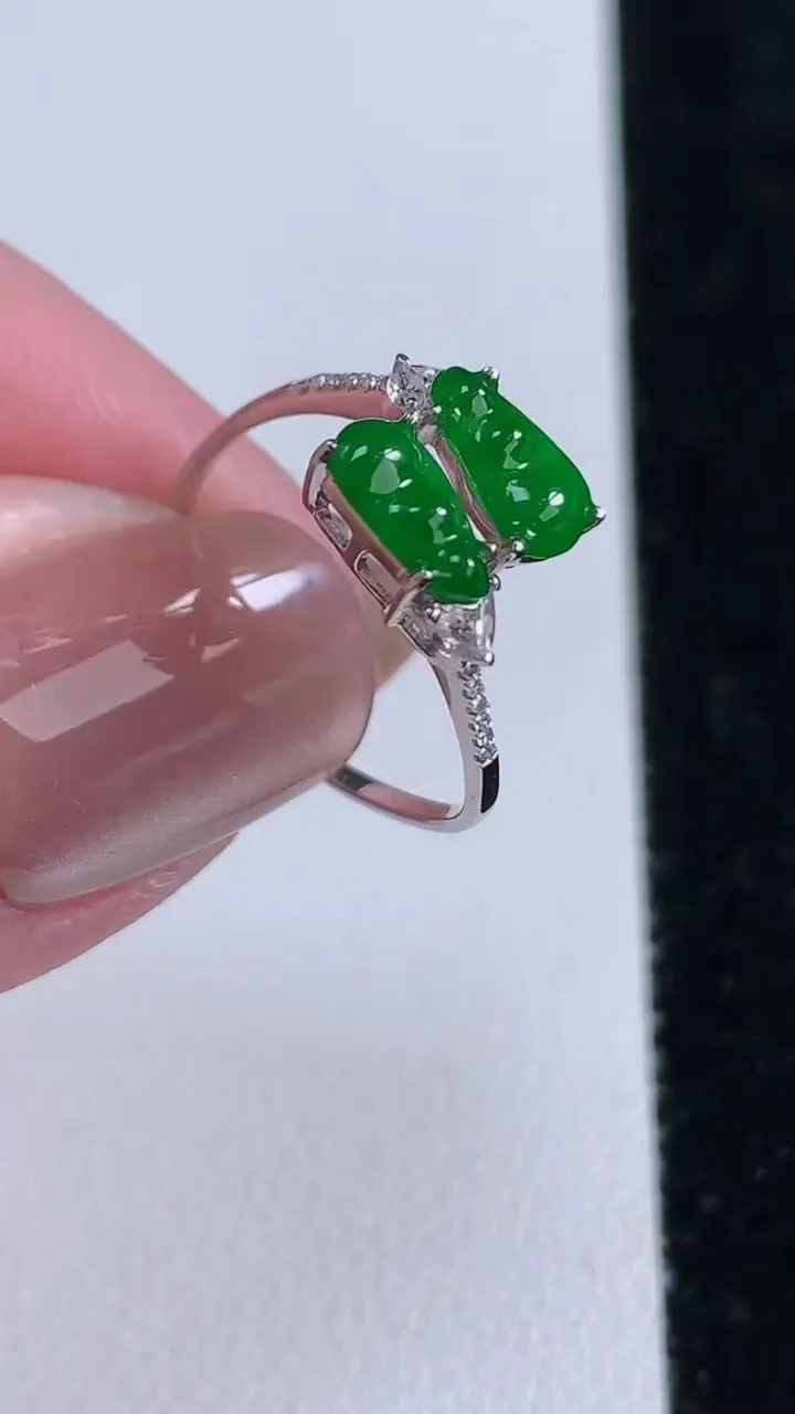 天然A货翡翠福豆戒指，尺寸7.3-3.6-3.8，重量:1.45g2025年11月14日
工厂直销收藏佳品,种好水足，色泽均匀，有种有色，上手高大气！