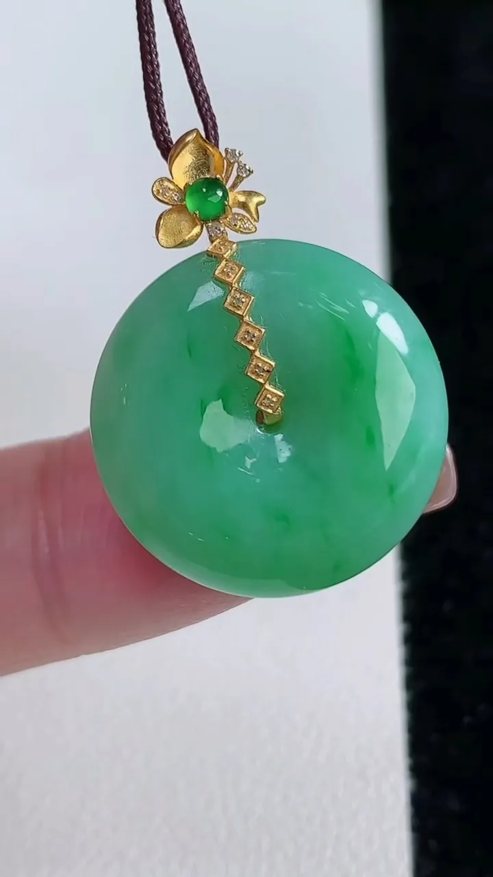 天然A货翡翠佛公吊坠，尺寸33.5-35-6.3，重量:11.19g
11月14日