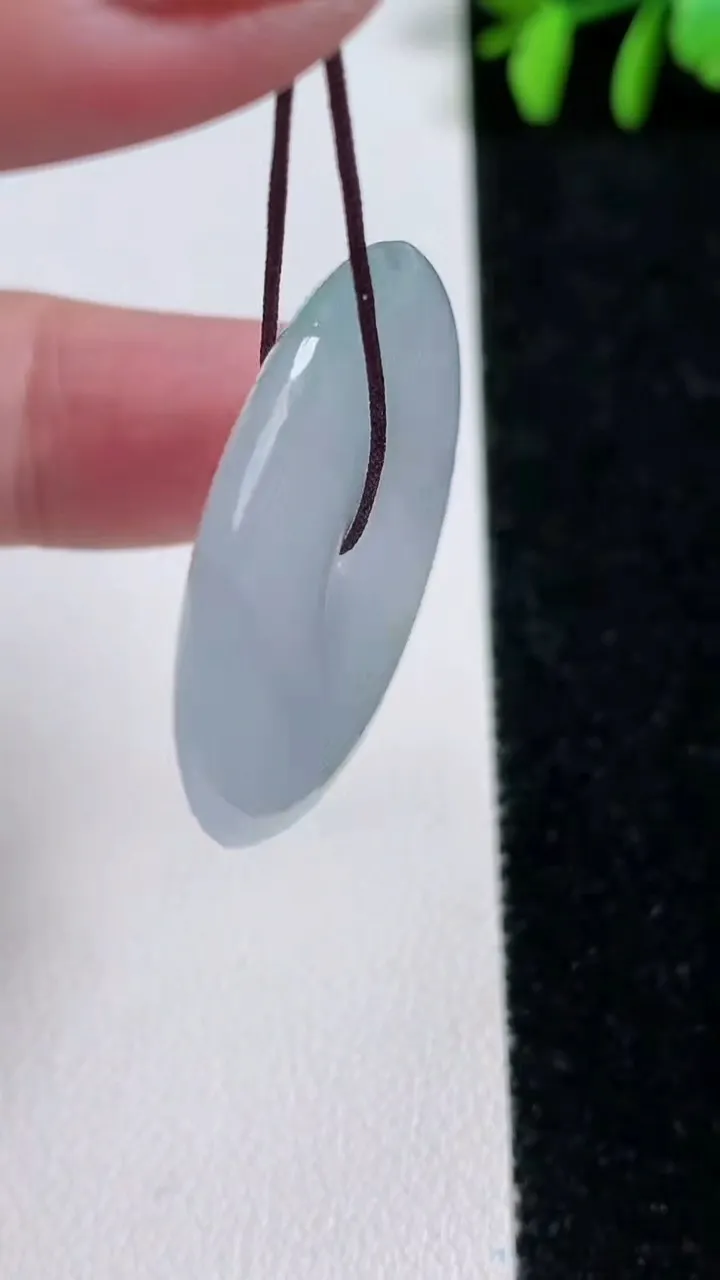 天然A货翡翠冰种飘花平安扣吊坠，尺寸33.6-4.8，重量:12.31g
11月14日