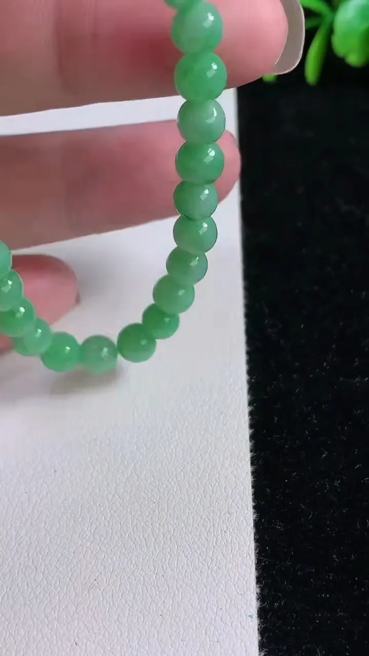天然A货翡翠圆珠手串，尺寸6.2-30颗，重量:12.30g11月14日
工厂直销收藏佳品,种好水足，色泽均匀，有种有色，上手高大气！