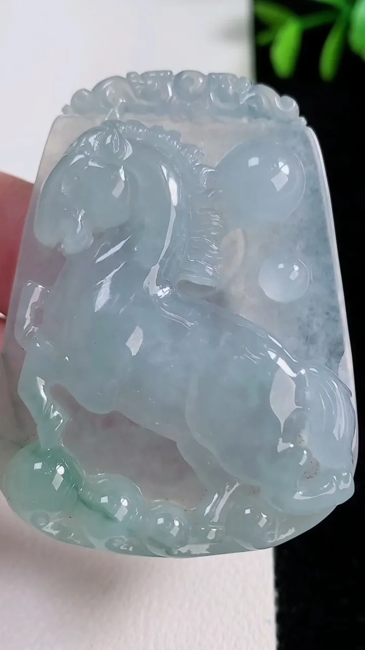 天然A货翡翠冰种飘花生肖马吊坠，尺寸50-33-8.8，重量:34.00g
11月14日