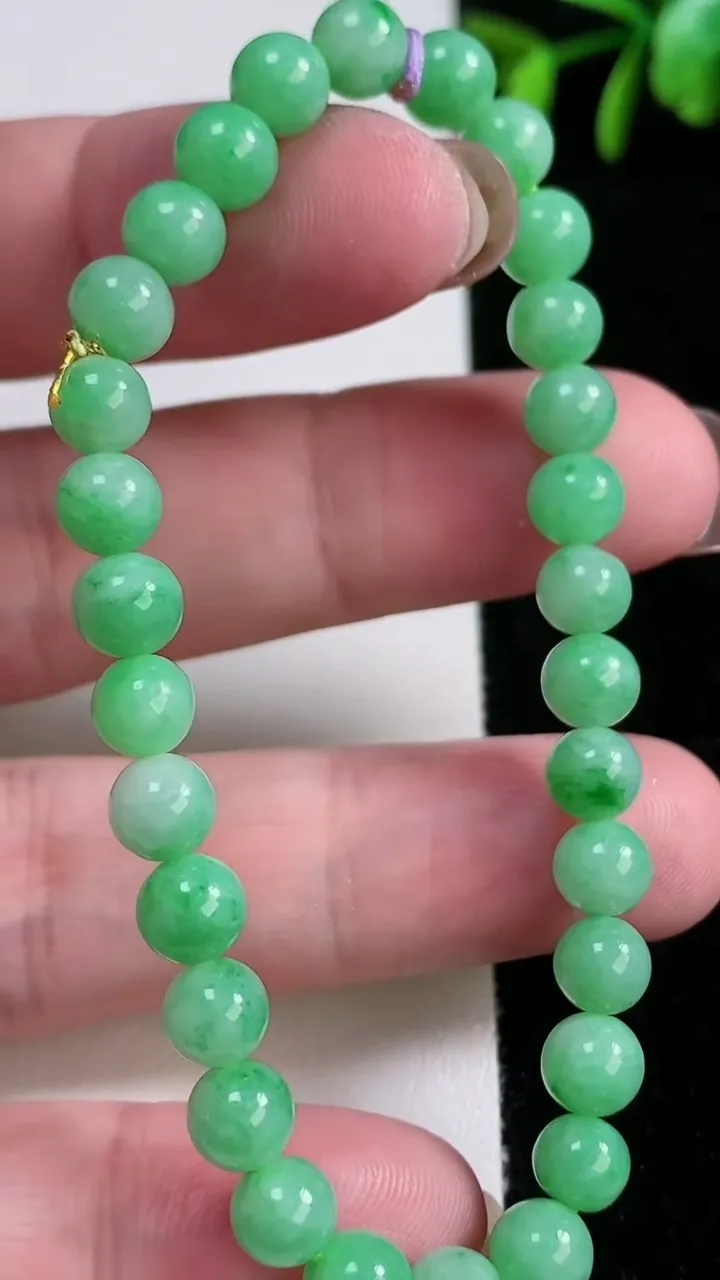 天然A货翡翠圆珠手串，尺寸6.2-30颗，重量:12.30g11月14日
工厂直销收藏佳品,种好水足，色泽均匀，有种有色，上手高大气！