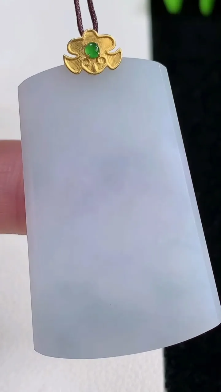 天然A货翡翠18K金紫罗兰无事牌吊坠，尺寸40.8-27-3.6，重量:12.42g
11月14日