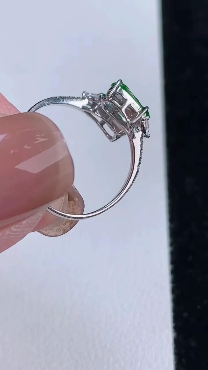 天然A货翡翠福豆戒指，尺寸7.3-3.6-3.8，重量:1.45g2025年11月14日
工厂直销收藏佳品,种好水足，色泽均匀，有种有色，上手高大气！