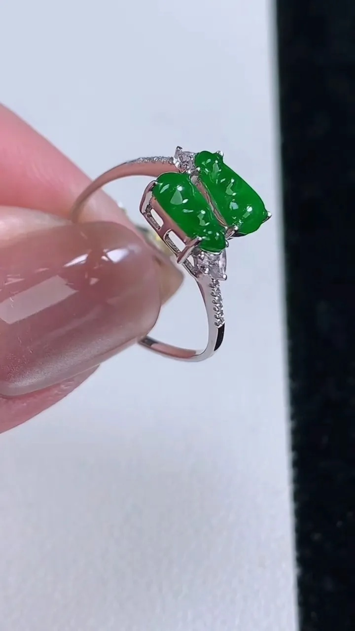 天然A货翡翠福豆戒指，尺寸7.3-3.6-3.8，重量:1.45g2025年11月14日
工厂直销收藏佳品,种好水足，色泽均匀，有种有色，上手高大气！