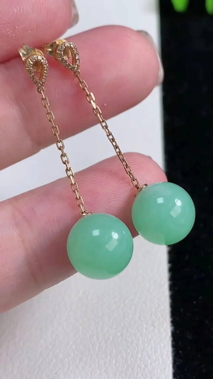 天然A货翡翠圆珠耳坠，尺寸10，重量:4.64g11月14日
工厂直销收藏佳品,种好水足，色泽均匀，有种有色，上手高大气！