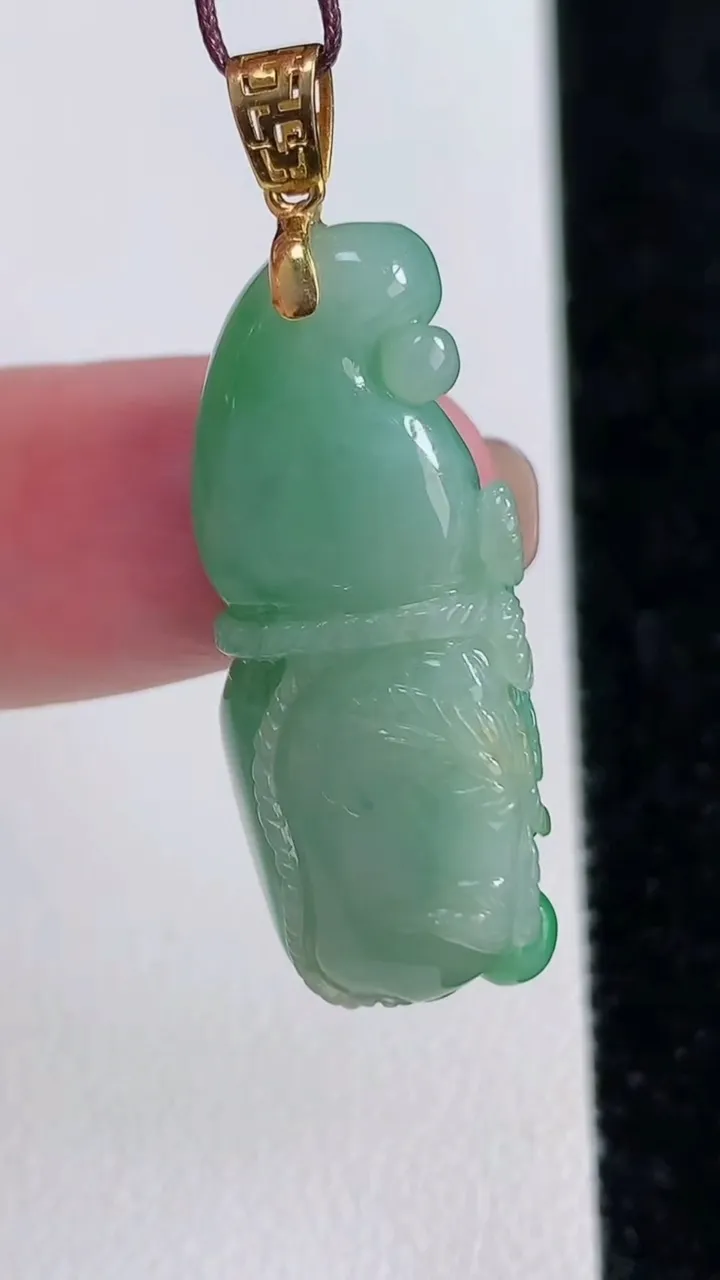 天然A货翡翠葫芦吊坠，尺寸30.5-14.7-10.5，重量:7.74g
11月15日