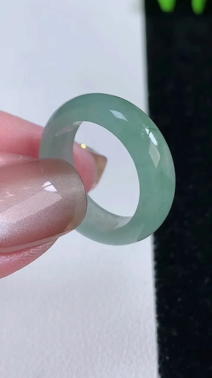 天然A货翡翠冰种飘花指环戒指，尺寸17.7-6.5-3.2，重量:4.10g2025年11月14日
