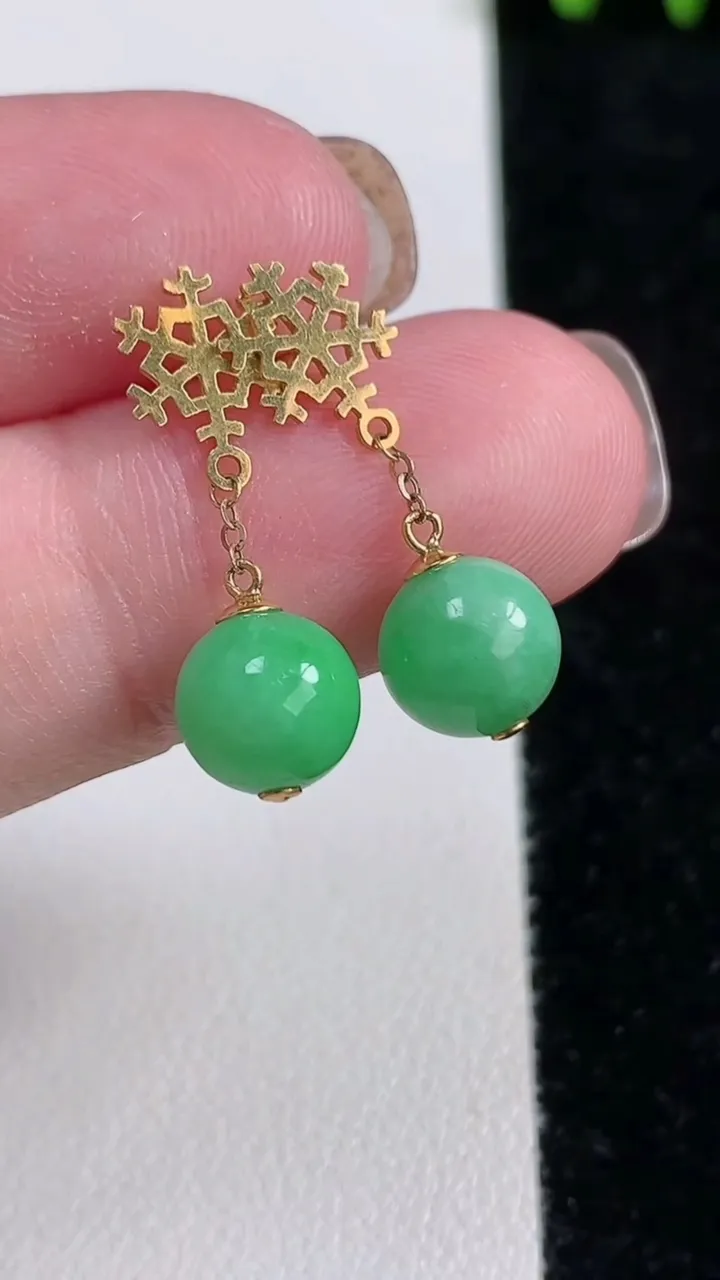 天然A货翡翠圆珠耳坠，尺寸7.7，重量:2.45g11月14日
工厂直销收藏佳品,种好水足，色泽均匀，有种有色，上手高大气！